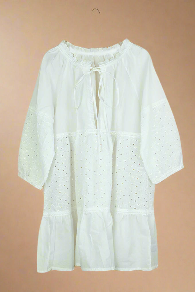 Liv | BLUSE Broderet lethed + strandens elegance