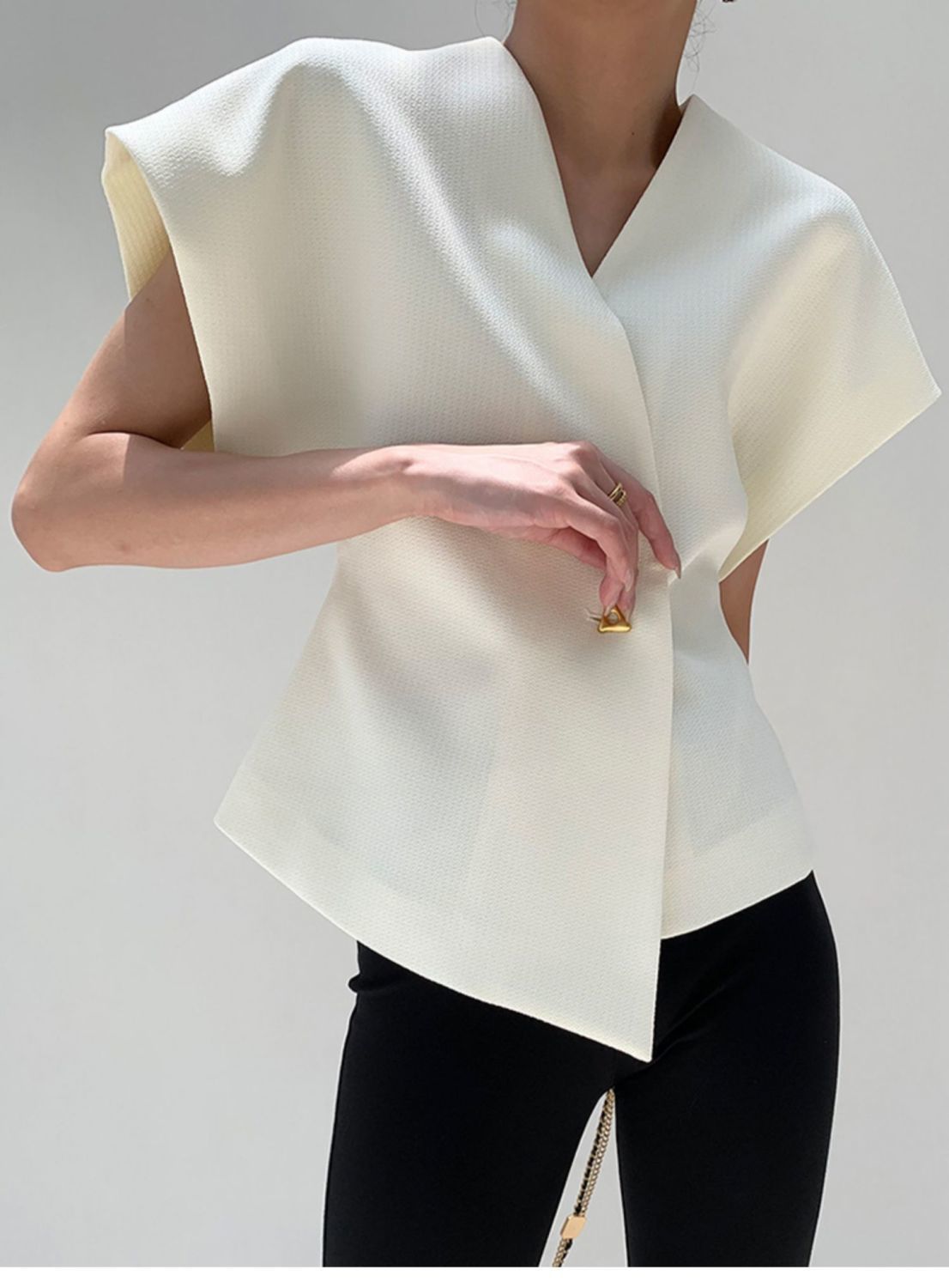 Cevalin | Top Skulpturel Silhuet med Guldspænde